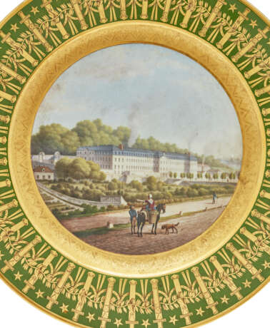 ASSIETTE &#192; DESSERT DU SERVICE PARTICULIER DE L`EMPEREUR DIT SERVICE DES QUARTIERS G&#201;N&#201;RAUX EN PORCELAINE DE S&#200;VRES D`&#201;POQUE EMPIRE, REPR&#201;SENTANT LA MANUFACTURE DE PORCELAINE DE S&#200;VRES - Foto 3