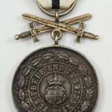 Hohenzollern: Fürstlich Hohenzollernscher Hausorden, Silberne Ehrenmedaille mit Schwertern. - photo 1