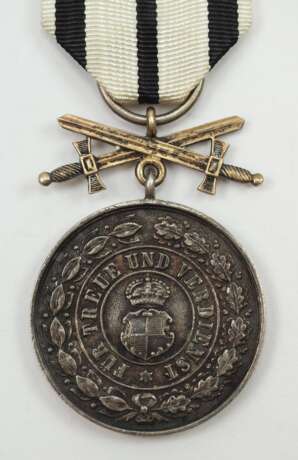 Hohenzollern: Fürstlich Hohenzollernscher Hausorden, Silberne Ehrenmedaille mit Schwertern. - photo 1