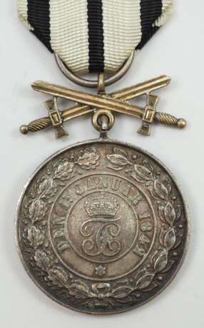 Hohenzollern: Fürstlich Hohenzollernscher Hausorden, Silberne Ehrenmedaille mit Schwertern. - photo 3