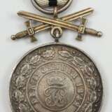 Hohenzollern: Fürstlich Hohenzollernscher Hausorden, Silberne Ehrenmedaille mit Schwertern. - photo 3