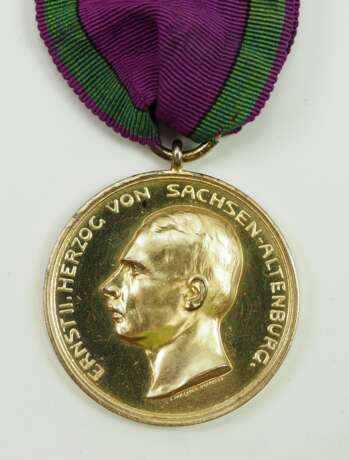 Sachsen-Altenburg: Herzoglich Sachsen Ernestinischer Hausorden, Ernst II., Goldene Verdienstmedaille. - photo 1