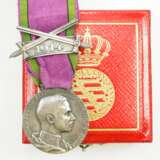 Sachsen Coburg Gotha: Sachsen Ernestinischer Hausorden, Carl Eduard, Silberne Medaille, mit Schwerter- und Datumsspange 1914, im Etui. - photo 1