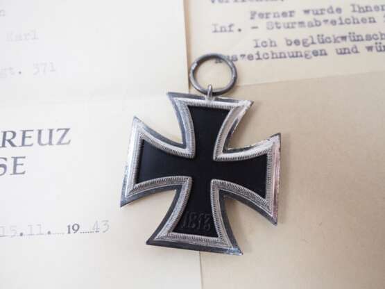 Eisernes Kreuz, 1939, 2. Klasse mit Urkunde für einen Gefreiten der 7./ Grenadier-Regiment 371. - photo 2