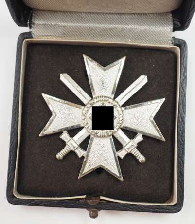 Kriegsverdienstkreuz, 1. Klasse mit Schwertern, im Etui. - photo 2