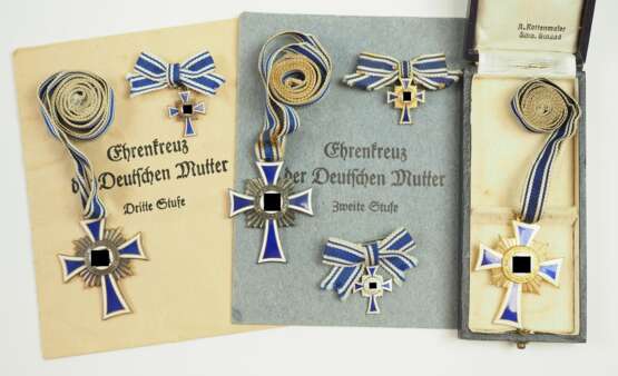 Ehrenkreuz der Deutschen Mutter, 1.-3. Stufe, mit Miniatur, im Etui / Tüte. - photo 1