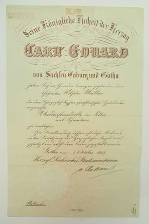 Sachsen Coburg Gotha: Herzoglich Sachsen Ernestinischer Hausorden, Carl Eduard, Silberne Verdienstmedaille, mit Schwertern Urkunde für einen Gefreiten. - photo 1