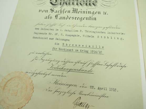 Sachsen-Meiningen: Ehrenmedaille für Verdienste im Kriege 1914/15 Urkunde für einen Gefreiten im I. Bataillon 2. Thüringisches Infanterie-Regiment Nr. 32 / Jäger im Jäger Regiment zu Pferd Nr. 2. - photo 2