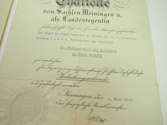 Sachsen-Meiningen: Ehrenmedaille für Verdienste im Kriege 1914/15 Urkunde für einen Gefreiten im I. Bataillon 2. Thüringisches Infanterie-Regiment Nr. 32 / Jäger im Jäger Regiment zu Pferd Nr. 2. - photo 3