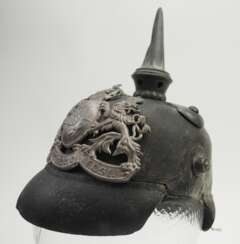 Bayern: Pickelhaube für Mannschaften im Königlich Bayerischen 8. Feldartillerie-Regiment „Prinz Heinrich von Preußen“.