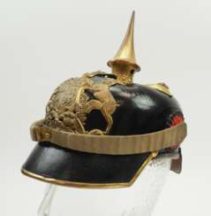 Württemberg: Pickelhaube eines Tapferkeitsoffiziers des württembergischen Landwehr-Infanterie-Regiment Nr. 124.