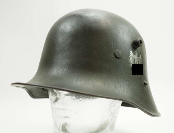 Wehrmacht: Stahlhelm M17 - mit einem Emblemen. - photo 1