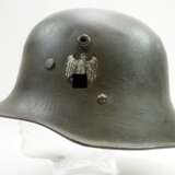 Wehrmacht: Stahlhelm M17 - mit einem Emblemen. - photo 3