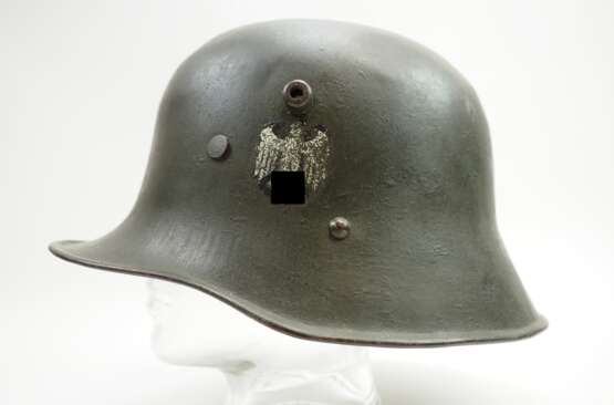 Wehrmacht: Stahlhelm M17 - mit einem Emblemen. - photo 3