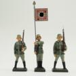 Lineol: Wehrmacht Soldaten bei Parade - 3 Mann. - Auktionspreise
