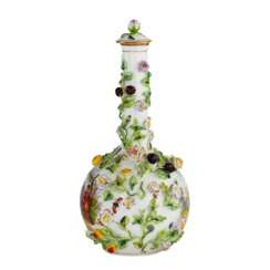 Vase carafe en porcelaine avec couvercle de style neo-baroque. Dresde. Le tournant des XIXe-XXe si&egrave;cles.