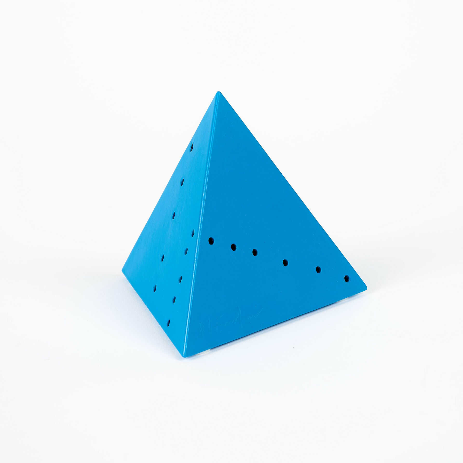 Lucio Fontana. Piramide (Blau)