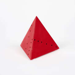 Lucio Fontana. Piramide (Rot)