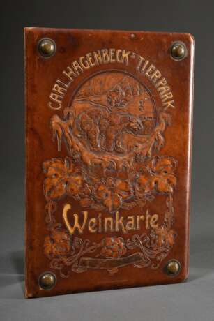 Original "Carl Hagenbeck's Tierpark Weinkarte" mit Eisbären und Weinlaub Dekorationen sowie Messing Nägeln in den Ecken, um 1910, punziertes, partiell im Relief gestaltetes und vergoldetes Leder, unten Herstell… - Foto 1