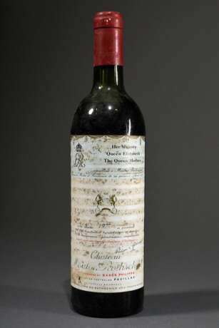 Flasche 1977 Chateau Mouton-Rothschild mit Widmung an Queen Mother, Rotwein, Bordeaux, Pauillac, 0,75l, ms, Etikett min. beschädigt - photo 1