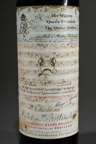 Flasche 1977 Chateau Mouton-Rothschild mit Widmung an Queen Mother, Rotwein, Bordeaux, Pauillac, 0,75l, ms, Etikett min. beschädigt - photo 2