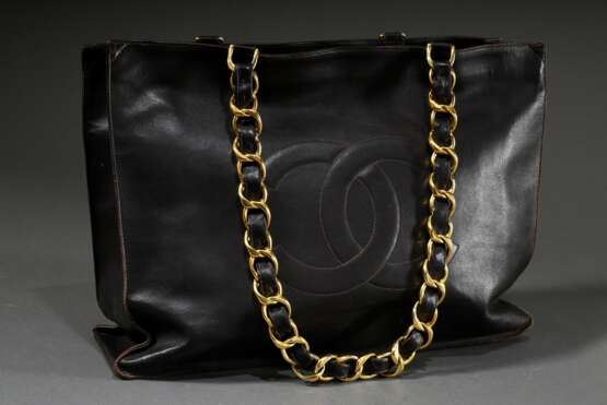 Dunkelbrauner Chanel Shopper mit gestepptem CC Logo, goldfarbener Hardware und lederdurchzogenen Kettenhenkeln, innen Reißverschlussfach mit Seidenripps, 30x41,5x11cm, Tragespuren, Ecken bestoßen, Hologrammsticker verlor… - фото 1