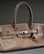 Clothing and accessories. Hermès &quot;Birkin Shoulder&quot; Tasche, Taurillon Clemence Leder in Etoupe mit silberfarbener Hardware, Clochette, Schloss mit zwei Schlüsseln, 2006, 2024 relaunch auf dem Runway, 18x41x20cm, Original Staubbeutel, Bod…