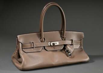 Hermès &quot;Birkin Shoulder&quot; Tasche, Taurillon Clemence Leder in Etoupe mit silberfarbener Hardware, Clochette, Schloss mit zwei Schlüsseln, 2006, 2024 relaunch auf dem Runway, 18x41x20cm, Original Staubbeutel, Bod…