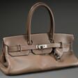 Hermès &amp;quot;Birkin Shoulder&amp;quot; Tasche, Taurillon Clemence Leder in Etoupe mit silberfarbener Hardware, Clochette, Schloss mit zwei Schlüsseln, 2006, 2024 relaunch auf dem Runway, 18x41x20cm, Original Staubbeu… - Аукционные цены