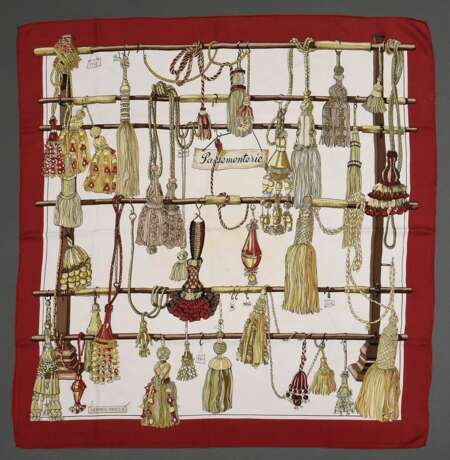 Hermès Seiden Carré "Pasementerie" in rot/beige, Entw.: Françoise Heron 1960, gerollter Rand, 87x87cm, kein Schild, leichte Tragespuren und fleckig - photo 2