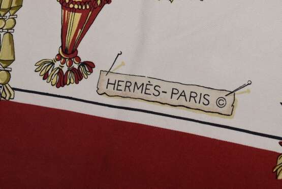 Hermès Seiden Carré "Pasementerie" in rot/beige, Entw.: Françoise Heron 1960, gerollter Rand, 87x87cm, kein Schild, leichte Tragespuren und fleckig - photo 3