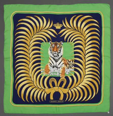 Hermès Seiden Carré "Tigre Royal" in grün/blau/gold, Entw.: Christiane Vauzelles 1977, gerollter Rand, 90x90cm, kein Schild, leichte Tragespuren - photo 2