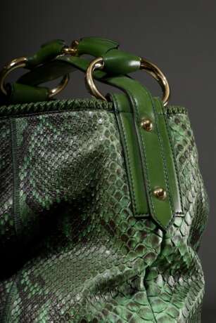 Große offene Gucci "Horsebit Hobo" in Python Grün, Schultertasche mit kurzem Glattleder Schultergriff und goldfarbener Hardware, innen grünes Wildleder und große Reißverschlusstasche, Nr. 114900 213317, gepräg… - photo 3