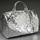 Louis Vuitton "Speedy 35" in "Silver Monogram Miroir", silberfarbenes, verspiegeltes Vinyl Lackleder mit Monogrammen, innen hellgraues Baumwollfutter und zwei offene Innentaschen, außen 1 Steckfach, S… - photo 1