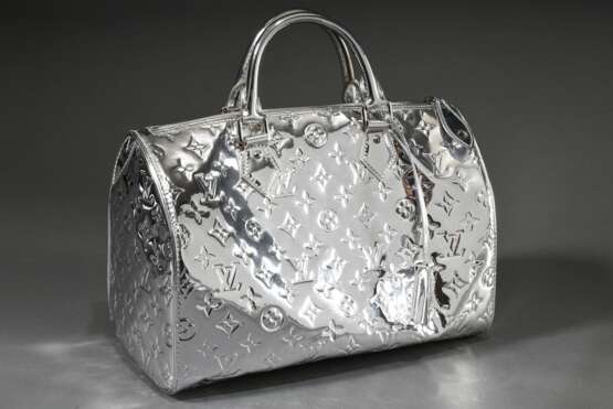 Louis Vuitton "Speedy 35" in "Silver Monogram Miroir", silberfarbenes, verspiegeltes Vinyl Lackleder mit Monogrammen, innen hellgraues Baumwollfutter und zwei offene Innentaschen, außen 1 Steckfach, S… - photo 1