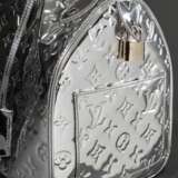 Louis Vuitton "Speedy 35" in "Silver Monogram Miroir", silberfarbenes, verspiegeltes Vinyl Lackleder mit Monogrammen, innen hellgraues Baumwollfutter und zwei offene Innentaschen, außen 1 Steckfach, S… - photo 4