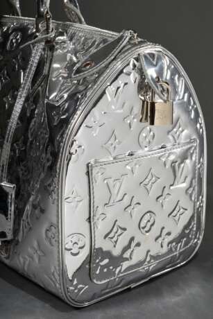 Louis Vuitton "Speedy 35" in "Silver Monogram Miroir", silberfarbenes, verspiegeltes Vinyl Lackleder mit Monogrammen, innen hellgraues Baumwollfutter und zwei offene Innentaschen, außen 1 Steckfach, S… - photo 4