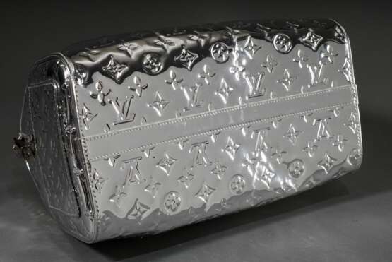 Louis Vuitton "Speedy 35" in "Silver Monogram Miroir", silberfarbenes, verspiegeltes Vinyl Lackleder mit Monogrammen, innen hellgraues Baumwollfutter und zwei offene Innentaschen, außen 1 Steckfach, S… - photo 5