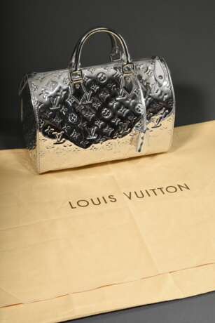 Louis Vuitton "Speedy 35" in "Silver Monogram Miroir", silberfarbenes, verspiegeltes Vinyl Lackleder mit Monogrammen, innen hellgraues Baumwollfutter und zwei offene Innentaschen, außen 1 Steckfach, S… - photo 8