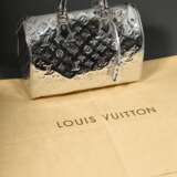 Louis Vuitton "Speedy 35" in "Silver Monogram Miroir", silberfarbenes, verspiegeltes Vinyl Lackleder mit Monogrammen, innen hellgraues Baumwollfutter und zwei offene Innentaschen, außen 1 Steckfach, S… - photo 8