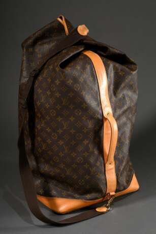 Louis Vuitton "Sac Marine" in Monogram Canvas mit messingfarbener Hardware, hellem Rindslederbesatz, dunkelbraunem Baumwoll Schultergurt und Ledergriff, innen mittelbraunes Baumwollfutter, Nr.: NO0954, H. 70cm,… - photo 1