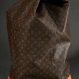 Louis Vuitton "Sac Marine" in Monogram Canvas mit messingfarbener Hardware, hellem Rindslederbesatz, dunkelbraunem Baumwoll Schultergurt und Ledergriff, innen mittelbraunes Baumwollfutter, Nr.: NO0954, H. 70cm,… - photo 2