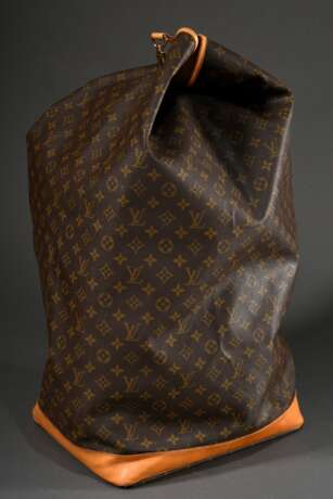 Louis Vuitton "Sac Marine" in Monogram Canvas mit messingfarbener Hardware, hellem Rindslederbesatz, dunkelbraunem Baumwoll Schultergurt und Ledergriff, innen mittelbraunes Baumwollfutter, Nr.: NO0954, H. 70cm,… - photo 2