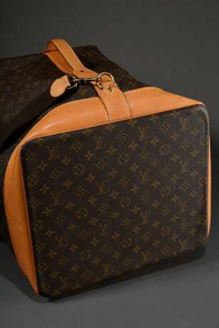 Louis Vuitton "Sac Marine" in Monogram Canvas mit messingfarbener Hardware, hellem Rindslederbesatz, dunkelbraunem Baumwoll Schultergurt und Ledergriff, innen mittelbraunes Baumwollfutter, Nr.: NO0954, H. 70cm,… - photo 3