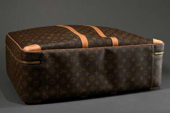 Louis Vuitton "Sirius 55" Reisetasche in Monogram Canvas mit messingfarbenem Zwei-Wege-Reißverschluss, hellem Rindsleder Besatz und Adressanhänger, innen helles Baumwollfutter mit Spanngurt und Einsteckfach, Nr… - Foto 4