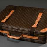 Louis Vuitton "Sirius 70" Softcase Koffer in Monogram Canvas mit messingfarbenem Zwei-Wege Reißverschluss, hellem Lederbesatz und Adressanhänger, innen helles Baumwollfutter, Spanngurt und Einsteckfach, Nr. SP1… - Foto 3