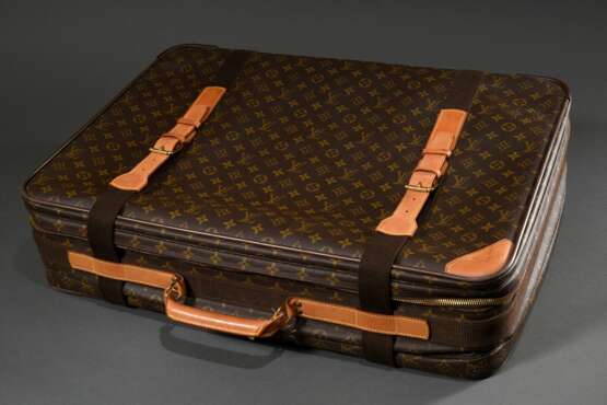 Louis Vuitton "Sirius 70" Softcase Koffer in Monogram Canvas mit messingfarbenem Zwei-Wege Reißverschluss, hellem Lederbesatz und Adressanhänger, innen helles Baumwollfutter, Spanngurt und Einsteckfach, Nr. SP1… - Foto 3