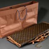 Louis Vuitton Kleidersack in Monogram Canvas, messingfarbene Hardware, heller Rindsleder Besatz, 3 Original Kleiderbügel, Nr. 864VX, L. 115cm - Foto 7