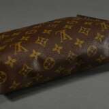 Louis Vuitton Kosmetiktasche in Monogram Canvas, innen helles Leder, geprägte Lasche, 20x24cm, Gebrauchsspuren, Ecken eingerissen - photo 5