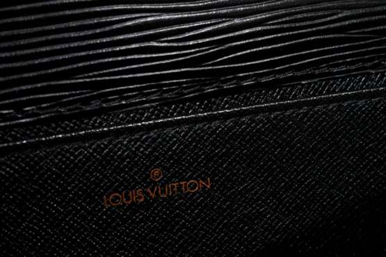 Große Louis Vuitton Clutch in flacher rechteckiger Form mit Steckverschluss, schwarzes Epi Leder mit goldfarbener Hardware, innen Steckfach, bez. "Louis Vuitton, Paris, Made in France", Nr. V.I. 0950, 20x27,5cm… - фото 5